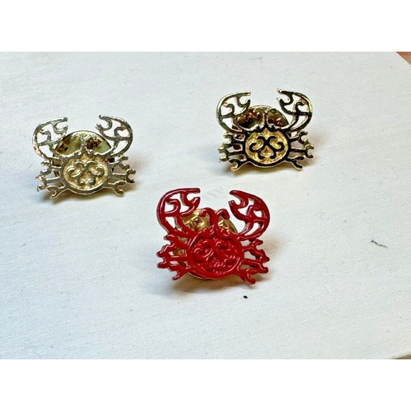 LOT OF 3 ADORABLE SMALL CRAB DESIGN RED GOLD TONE METAL HAT LAPEL PINS SEA LIFE - Picture 1 of 4